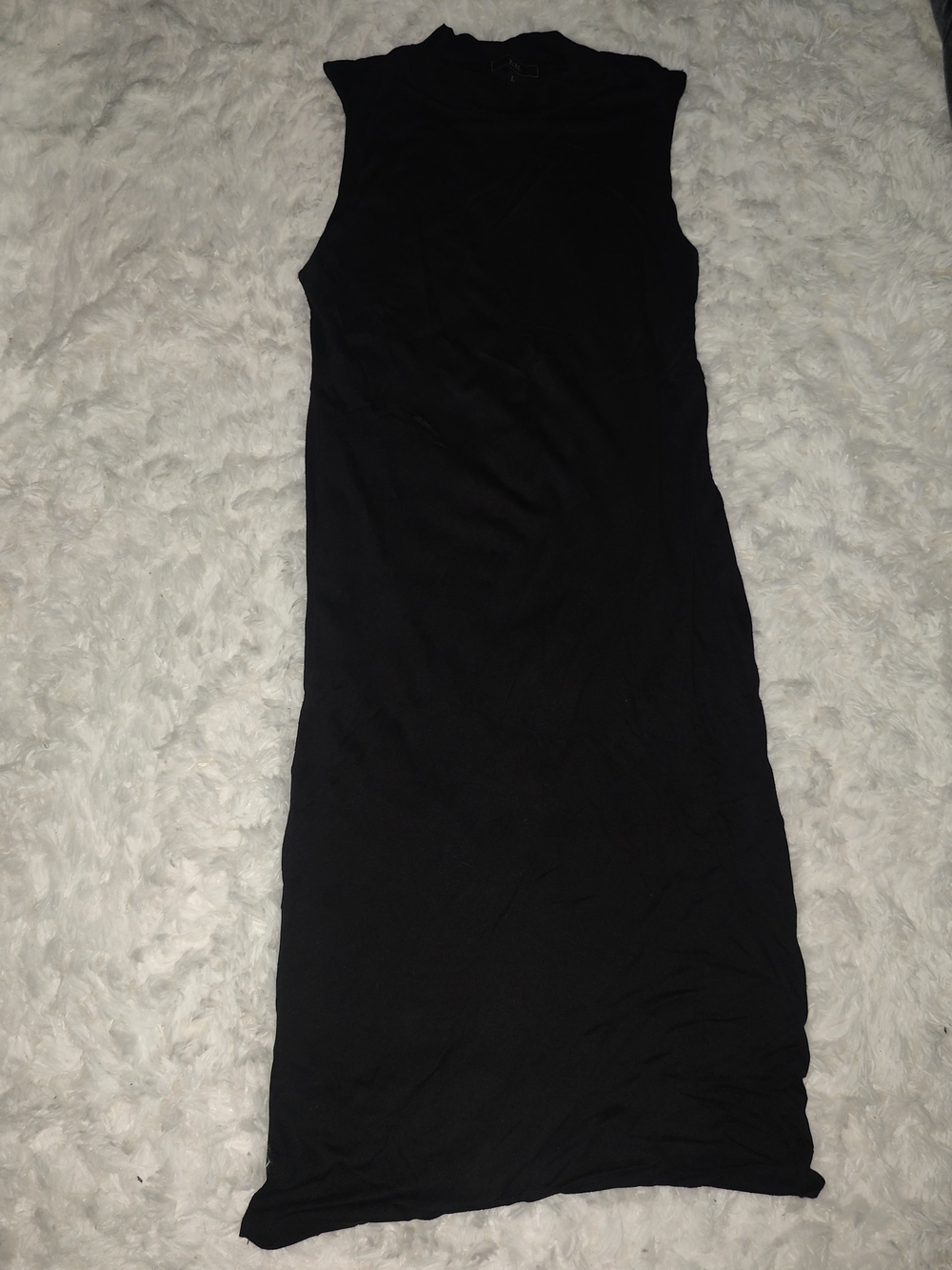 Sleeveless Black Fitted Dress with Sleek Fit